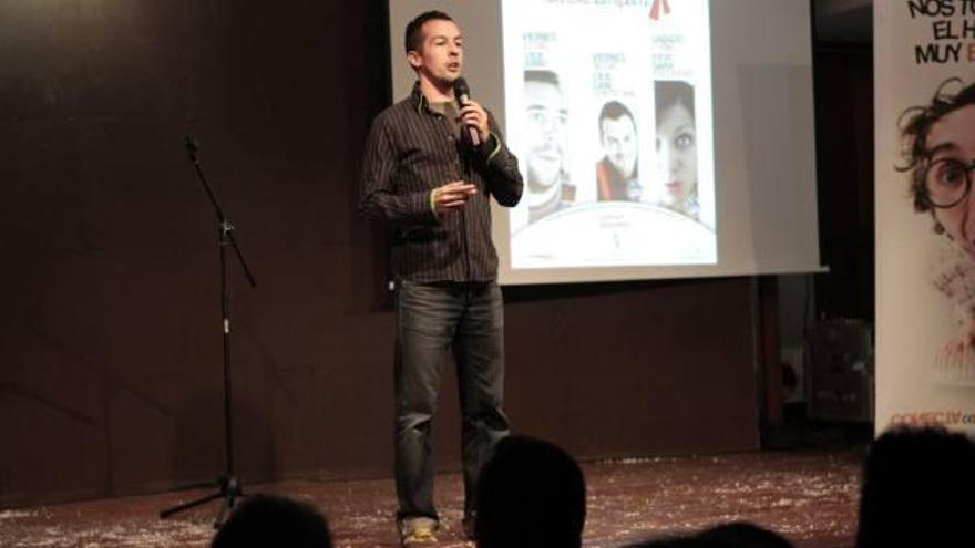 El cómico Dani Fontecha atrapa al público en La Alhóndiga
