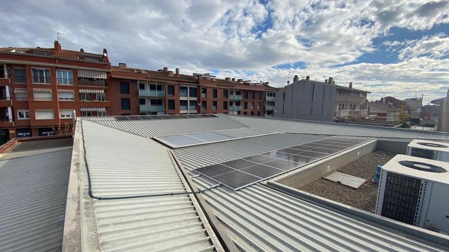 Santpedor instal·la una planta fotovoltaica a la coberta de la biblioteca municipal