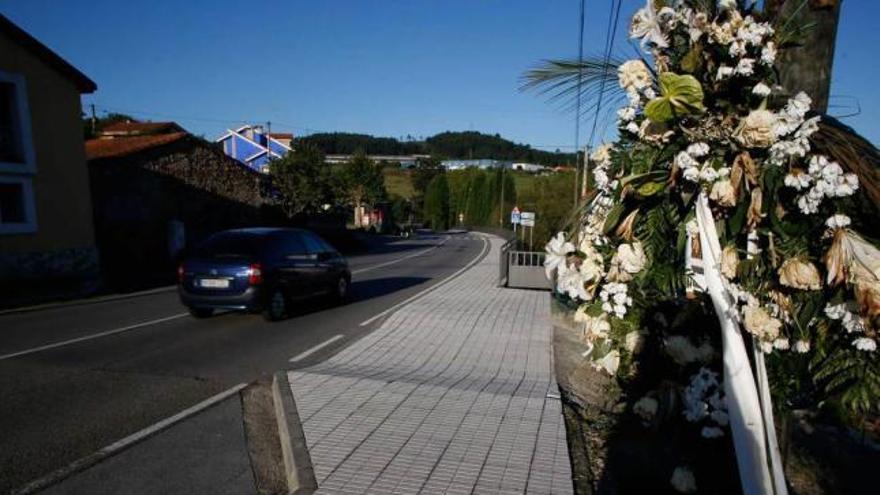 Una corona de flores, que fue retirada ayer, como homenaje a la motera fallecida en Los Campos.