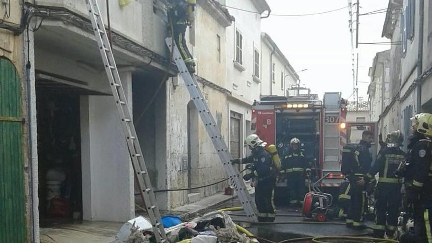 Varios bomberos, durante los trabajos de extinción.