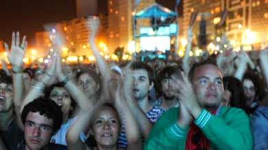 Público en la playa coruñesa de Riazor en el Noroeste Pop Rock de 2013. / Carlos Pardellas