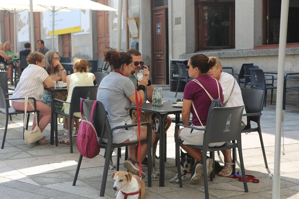 Gente en una terraza de la Praza da Igrexa de Lalín.