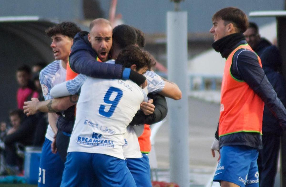 Los jugadores del Vall de Uxó celebran el 1-0 anotado por Fernan en la segunda parte.