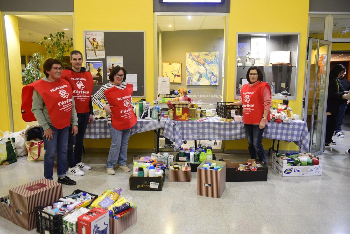 Los voluntarios de Cáritas durante la recogida de alimentos en el auditorio.