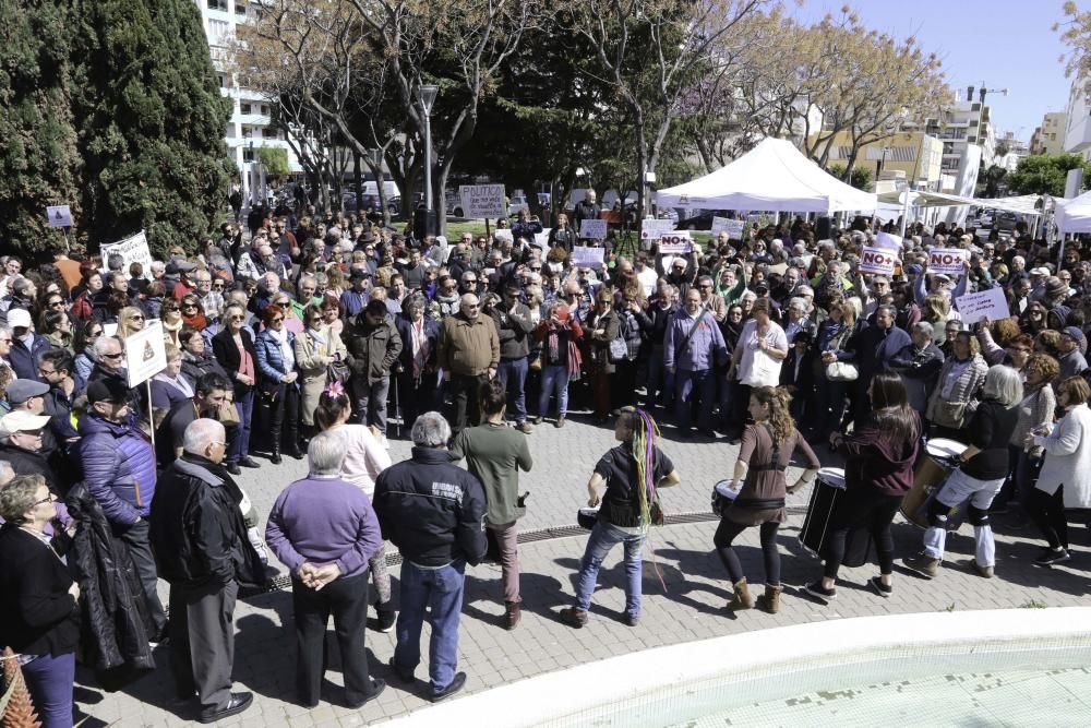 Tres generaciones llenan el parque de la Paz y acusan a los diferentes gobiernos de "olvidar" a los ciudadanos