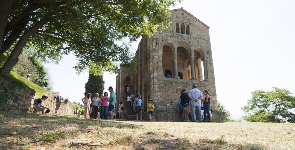 Turistas en Santa María del Naranco