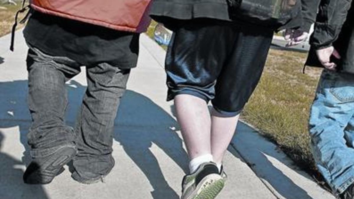 Unos menores con sobrepeso caminan como parte de un programa de hábitos saludables, en EEUU.