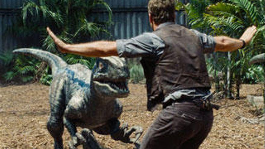El actor Chris Pratt y un velociraptor en &#039;Jurassic World&#039;.