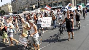 zentauroepp54503638 berlin  germany   15 08 2020   dozens of people holding plac200821191634
