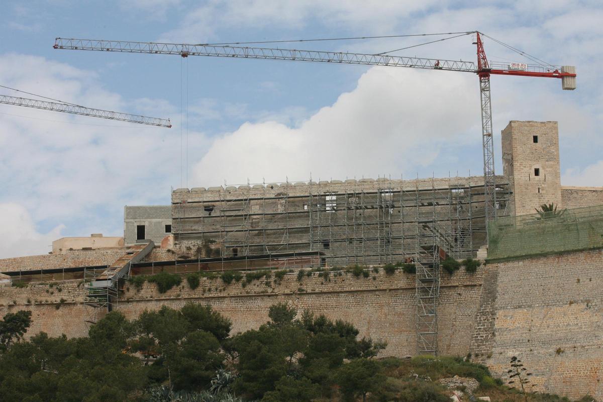La grúa en el Parador de Ibiza en 2010.