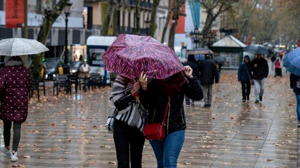 Dos personas protegiéndose de la luvia