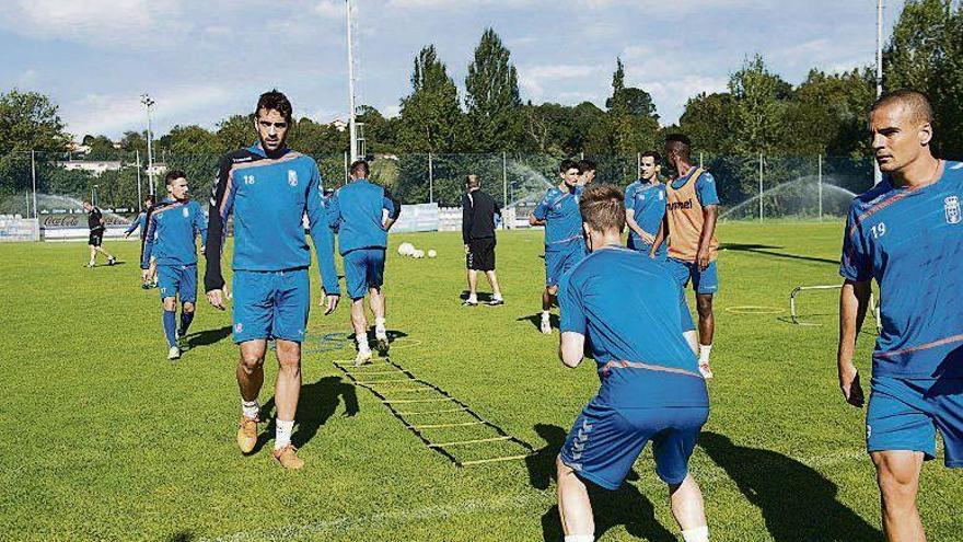 Los futbolistas azules hacen ejercicios físicos en El Requexón.