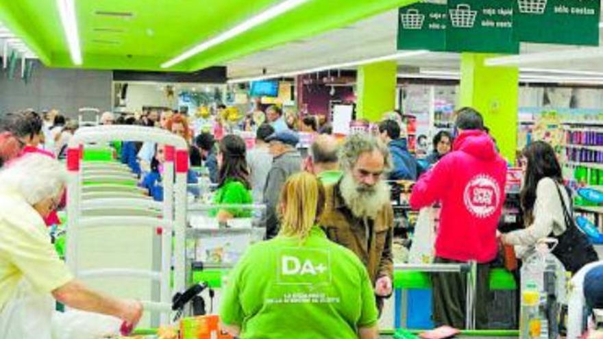 Clientes en uno de los supermercados de Hiperdino.