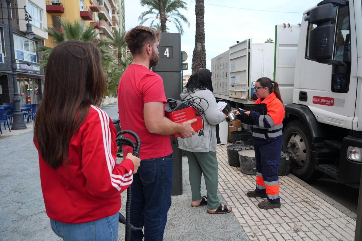 Ecoparque móvil en el paseo Buenavista del Grau. Se puede presentar tanto la tarjeta ciudadana como el DNI para obtener bonificaciones a la tasa de la basura.
