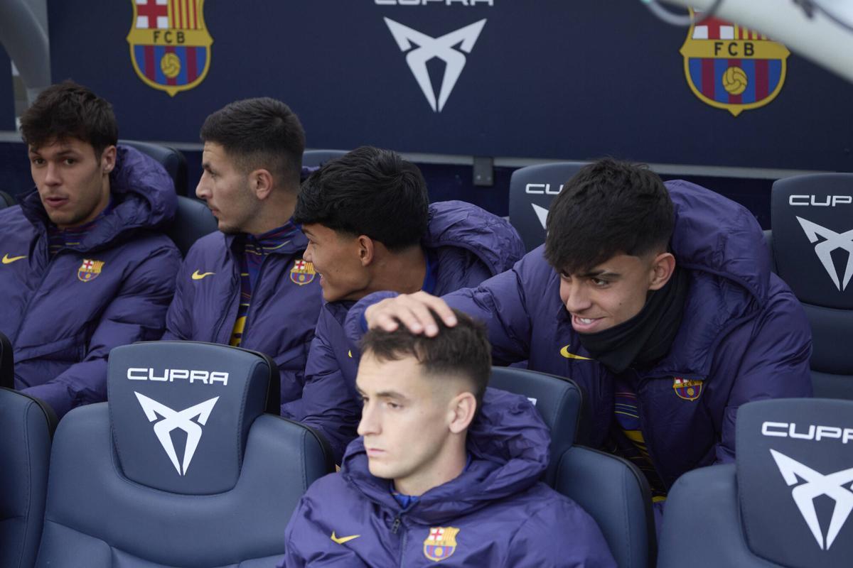 Dro y Marc Bernal, en el banquillo durante un partido del primer equipo del FC Barcelona