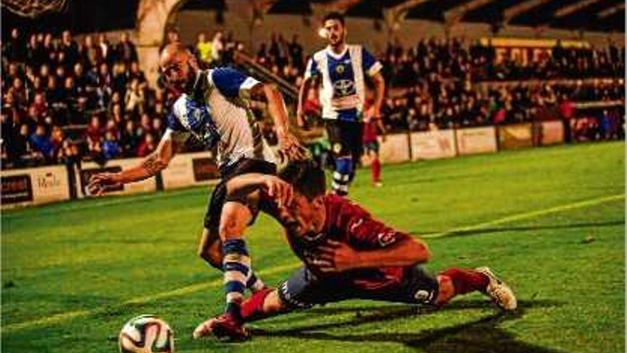 El davanter de l&#039;Olot Uri Santos amb el jugador de Sarrià de Ter Chechu Flores, ara a les files de l&#039;Hèrcules.