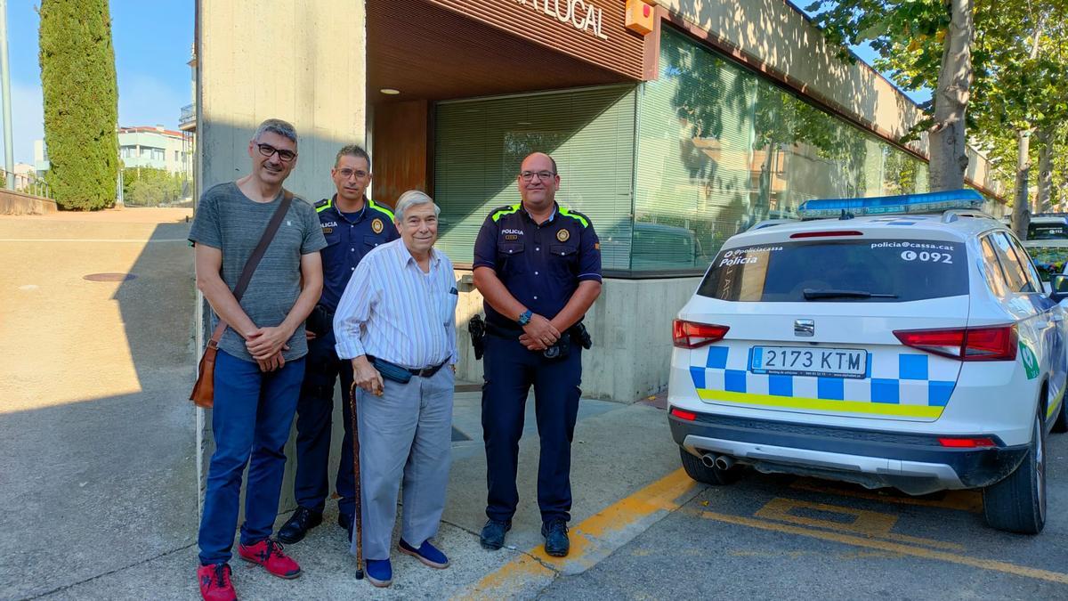 D&#039;esquerra a dreta, el veí que va auxiliar l&#039;home; la víctima i els dos agents de la Policia Local de Cassà.