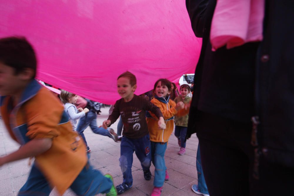 Un centenar de persones van crear el llaç rosa gegant de l''Oncolliga a la ciutat de Girona