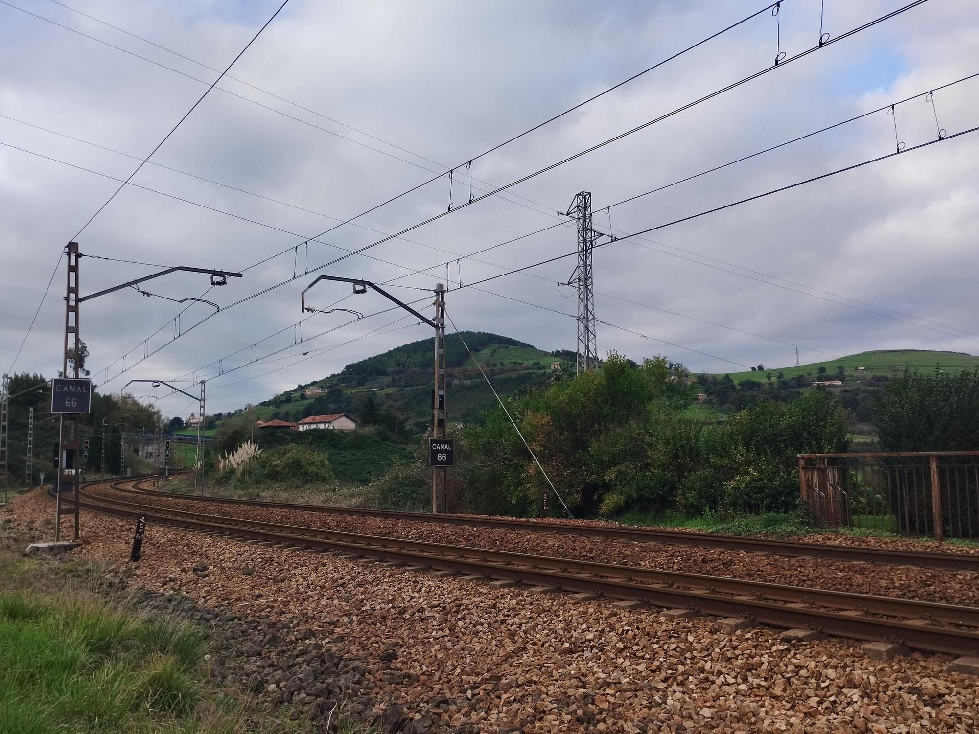 Villardeveyo, tierra ferroviaria y minera que esconde una celosía prerrománica