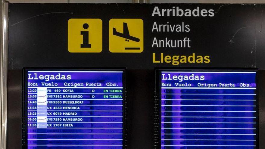 Eine Bildschirmanzeige am Flughafen von Palma de Mallorca.