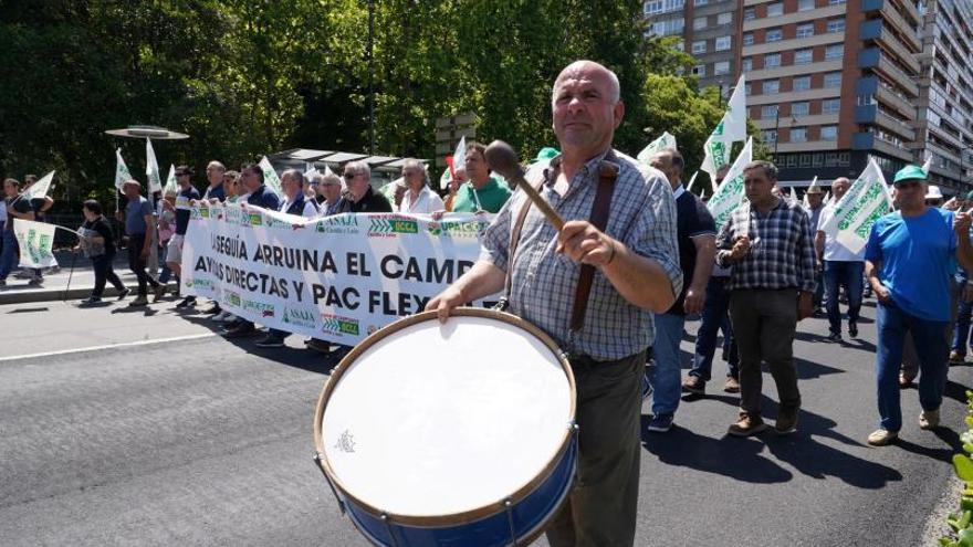 Un participante en la protesta porta un tambor. | Miriam-Chacón-Ical