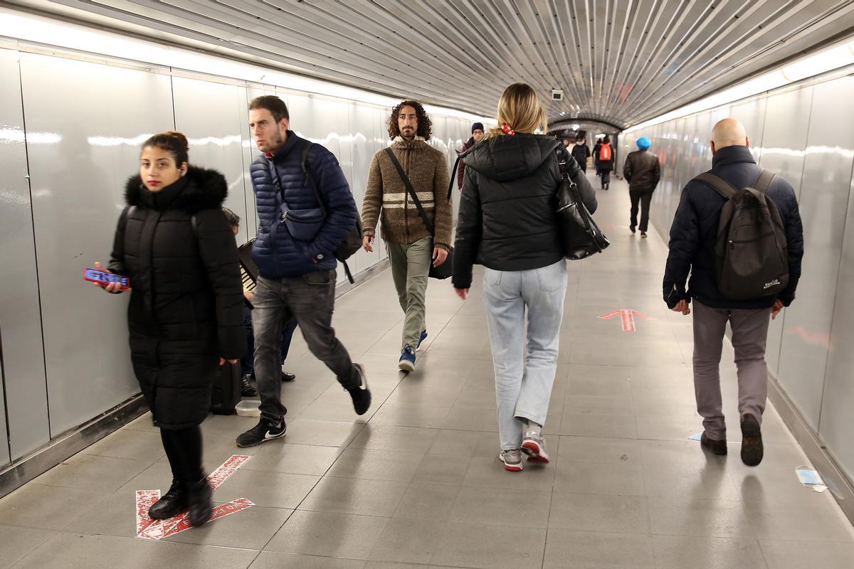 Último día de la mascarilla obligatoria en el transporte público