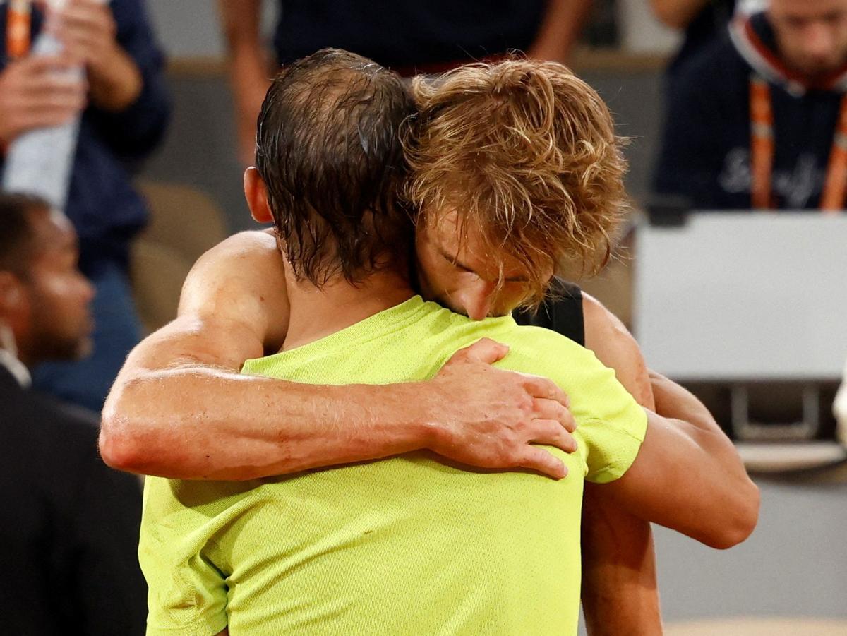 Nadal consuela a Zverev al retirarse del torneo por lesión.