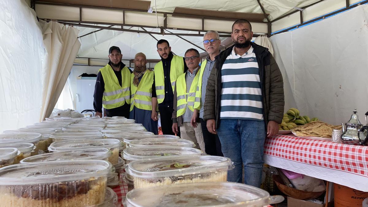 Els voluntaris de la mesquita de la Marca de l&#039;Ham que s&#039;ocupen de repartir els aliments cada tarda