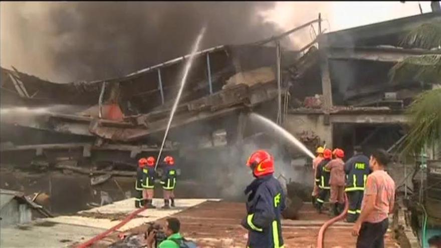 Al menos 21 muertos en el incendio de una fábrica textil en Bangladesh