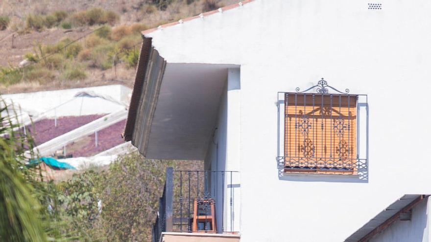 Miembros de la Guardia Civil registran la casa del novio de Dana Leonte en Arenas.