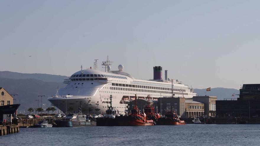 El Ambience, con 1.400 pasajeros británicos, realiza su quinta escala del año en el puerto de Vigo