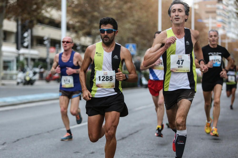 Los veteranos atletas triunfan en la prueba de Benidorm que reunió a más de 2.500 deportistas.