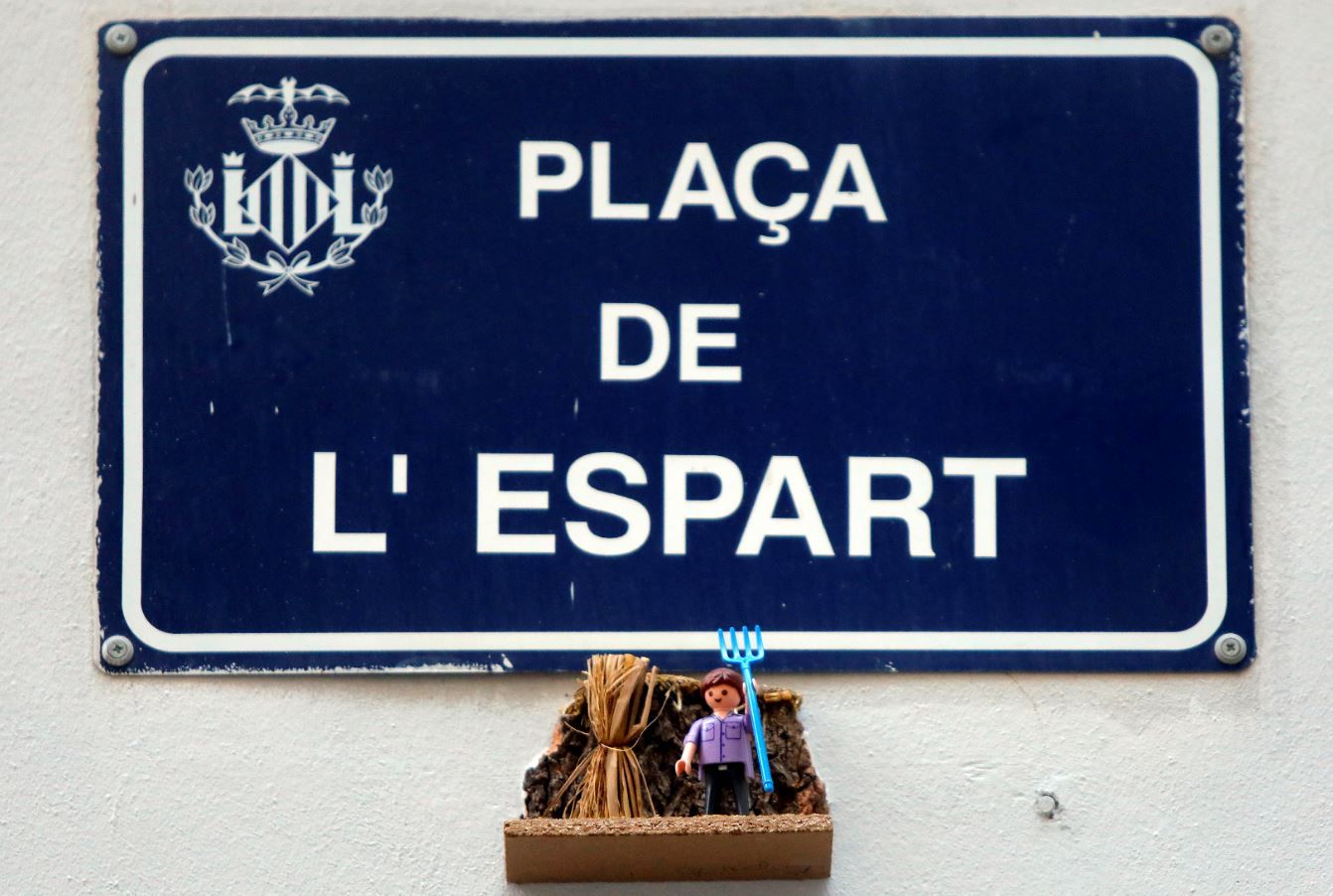 Figuras de Playmobil adornan las placas de calles en el centro de València