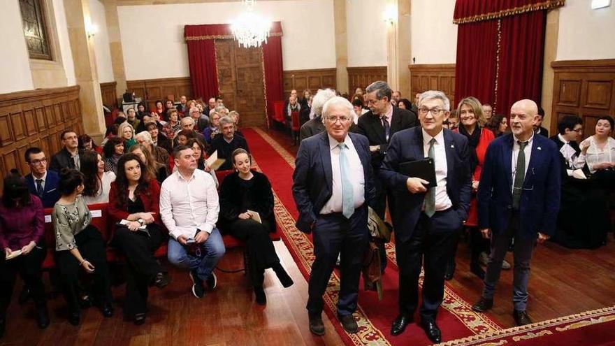 En primer término, el Rector, flanqueado por el catedrático Santos González y el decano de Ciencias.