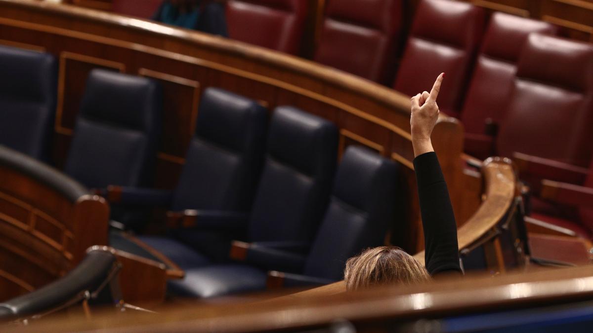 Archivo - Una componente del hemiciclo vota durante una sesión plenaria en el Congreso de los Diputados , en Madrid (España), a 18 de febrero de 2021. El pleno tiene lugar un día después de las manifestaciones organizadas en varios puntos del país por la