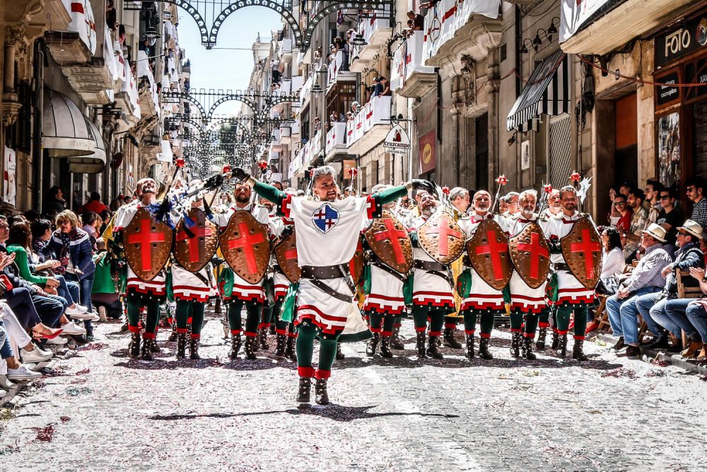 El emblema de la cruz luce en Alcoy con una espectacular Entrada Cristiana