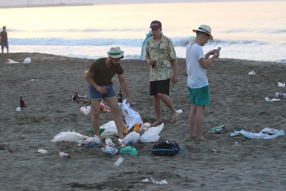 Así amanecen las playas malagueñas después de la noche de San Juan