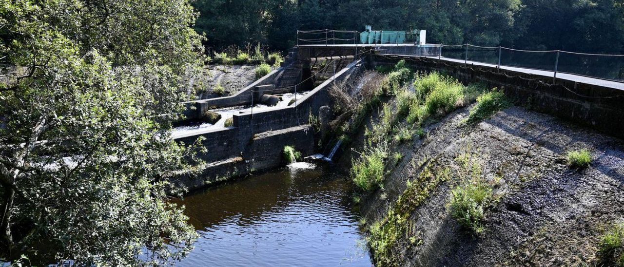Presa del río Lérez en Bora. | // RAFA VÁZQUEZ