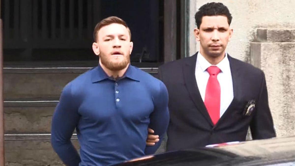 McGregor salió esposado de la comisaría número 78 de Nueva York