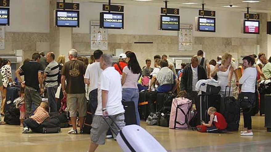 Passatgers facturant a l&#039;aeroport gironí, que tindrà taxes més baixes.