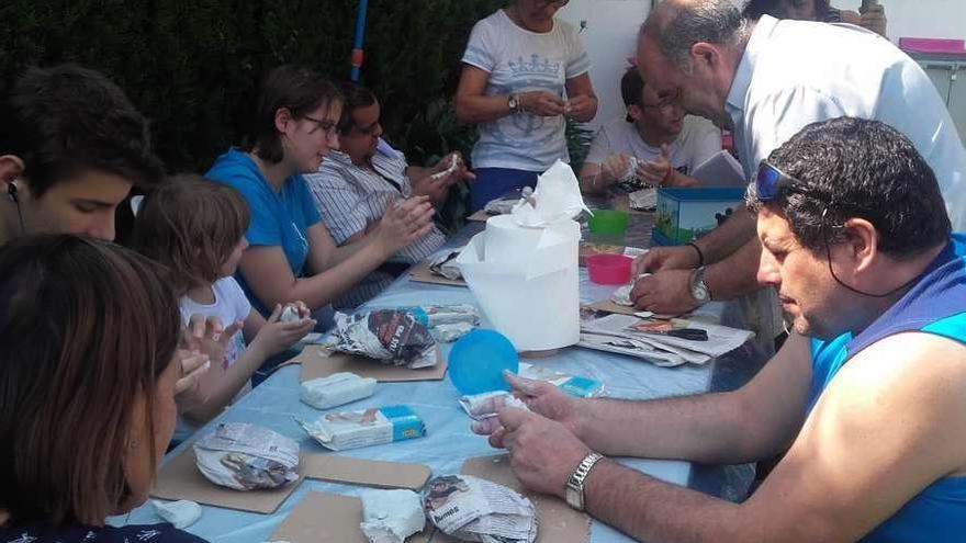 Asistentes al taller de máscaras de la asociación &quot;Raitana&quot; en Villaviciosa.