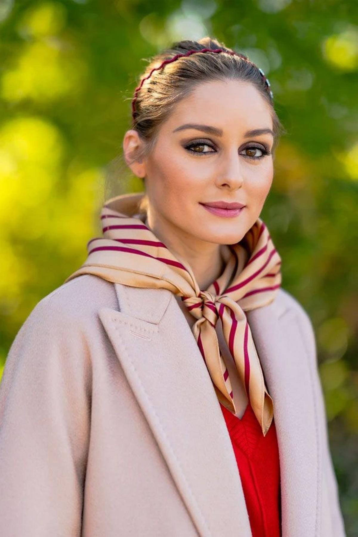 El look de Olivia Palermo con pañuelo al cuello de su propia colección