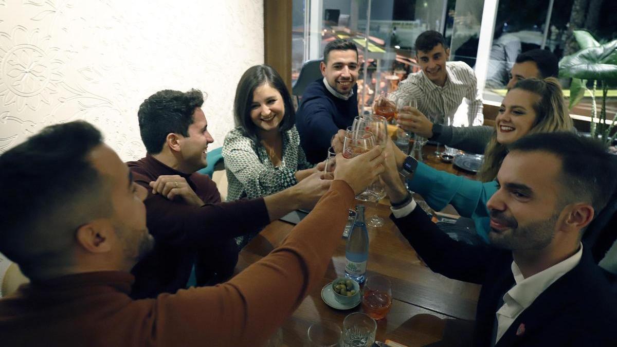 Compañeros de trabajo cenan juntos para celebrar la llegada de la Navidad.