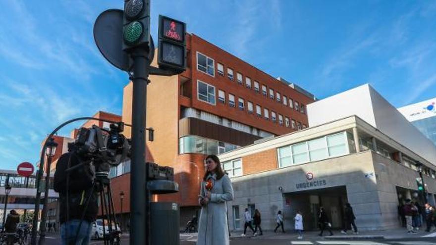 La premsa davant l&#039;Hospital Clínic de València