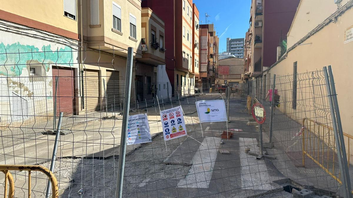 Obras en la la calle San Pedro Alcántara de Torrent para renovar el colector.