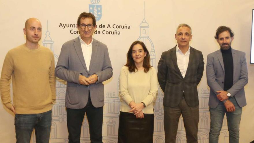 Gonzalo Rabuñal, Antonio Leira, Inés Rey, Roberto García y Ezequiel Mosquera, ayer, en el Ayuntamiento. |  // IAGO LÓPEZ