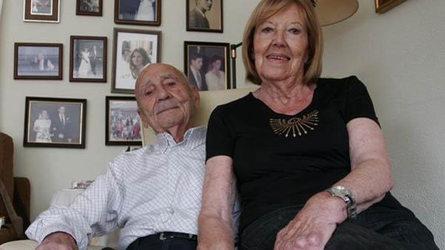 &quot;Paco el de La Belga&quot;, en su casa del barrio viejo vigués, a los 97 años y erguido como un ciprés, junto a su mujer Aida Cameselle, que va a cumplir 90. // Carmen Giménez