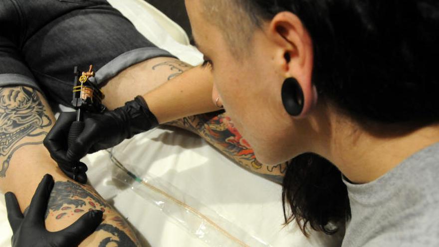 Anna Mosella, de Blackfish Tattoo fent un tatuatge.