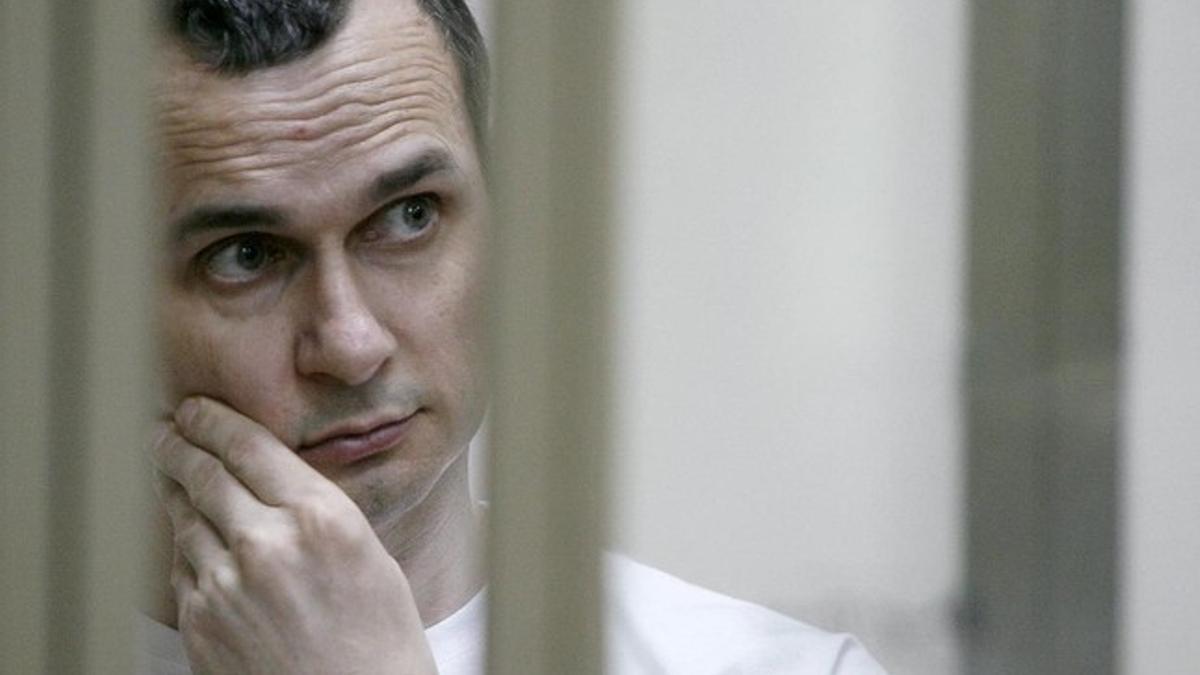 Oleg Sentsov escuchando las acusaciones que pesan sobre el en el juicio de este martes, en Rostov-on-Don.