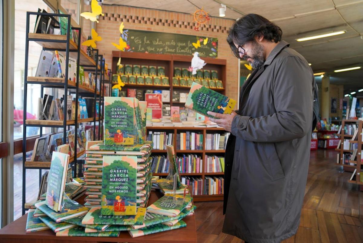 Un lector hojea la última novela de García Márquez en una librería colombiana.